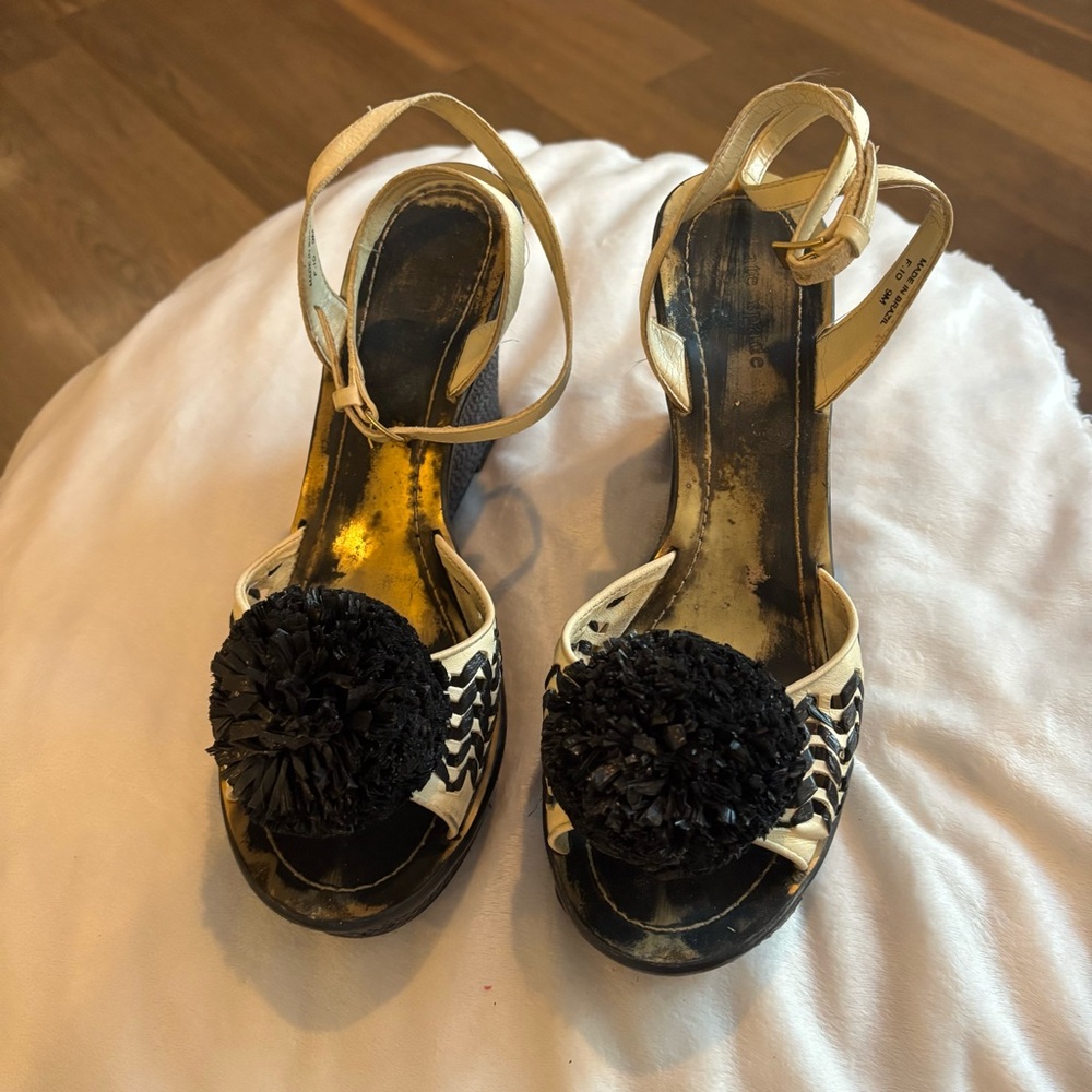 ❗️FINAL❗️Kate Spade Cream and Black Pom Pom Ankle Strap Wedges 9 - Picture 3 of 10